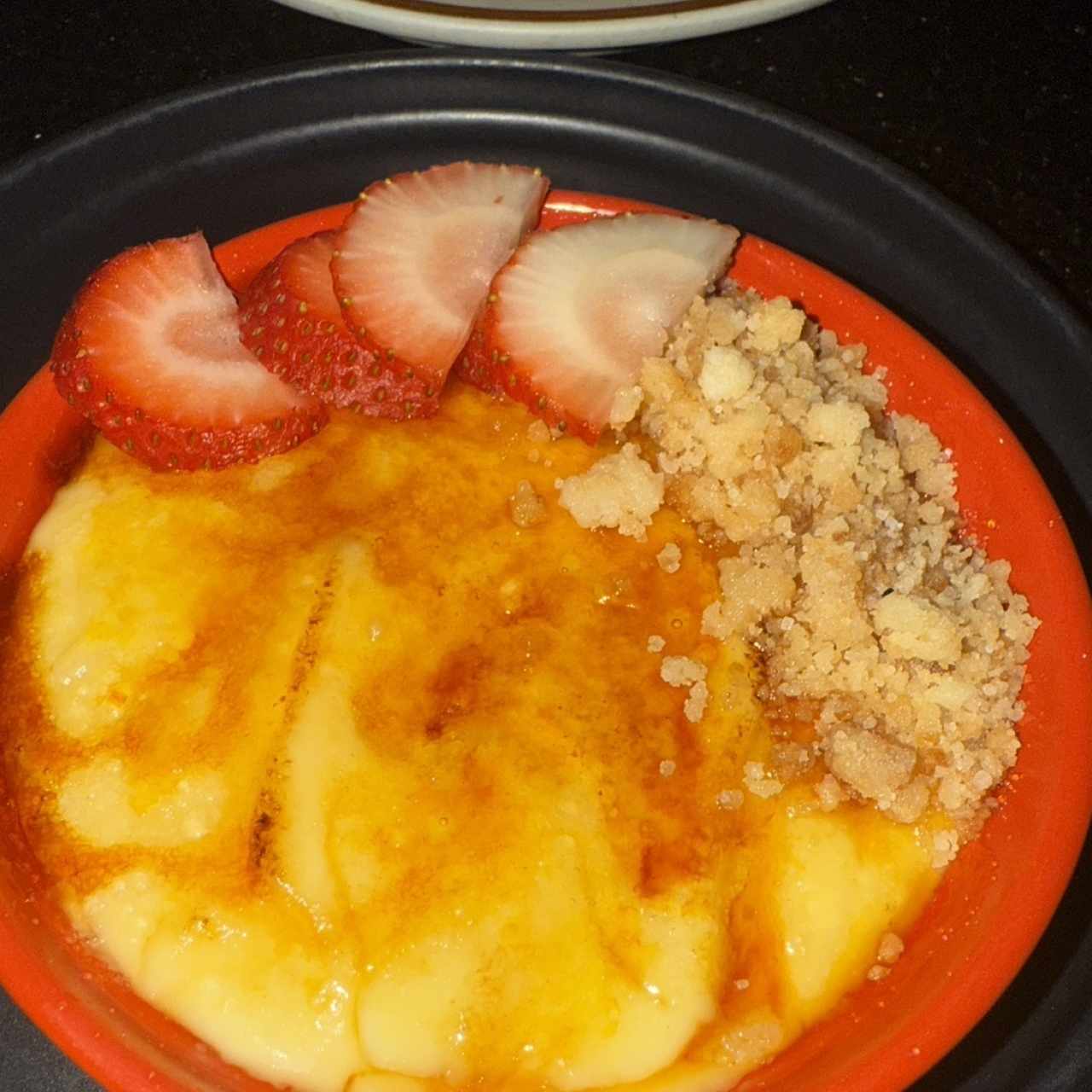 Tarta Vasca con Caramelo y Fresas