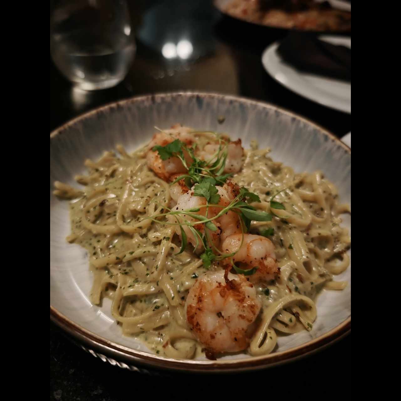 Linguine al pesto con camarones 