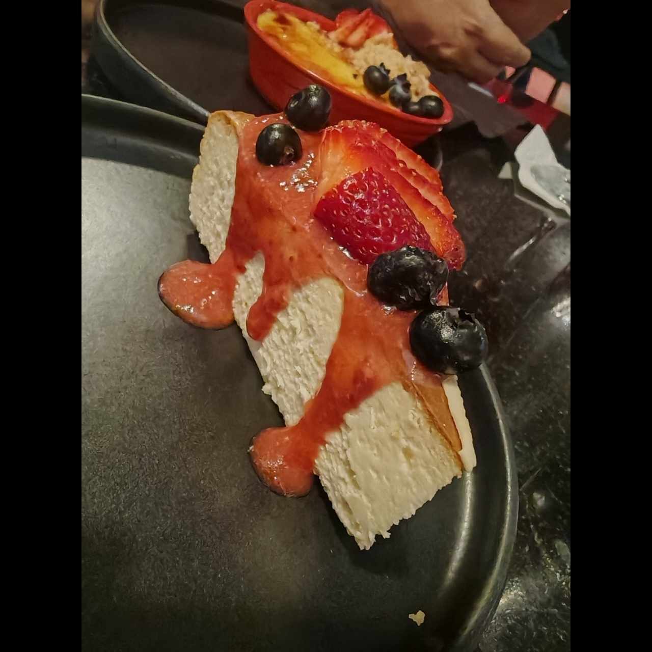 Tarta Vasca con Caramelo y Fresas