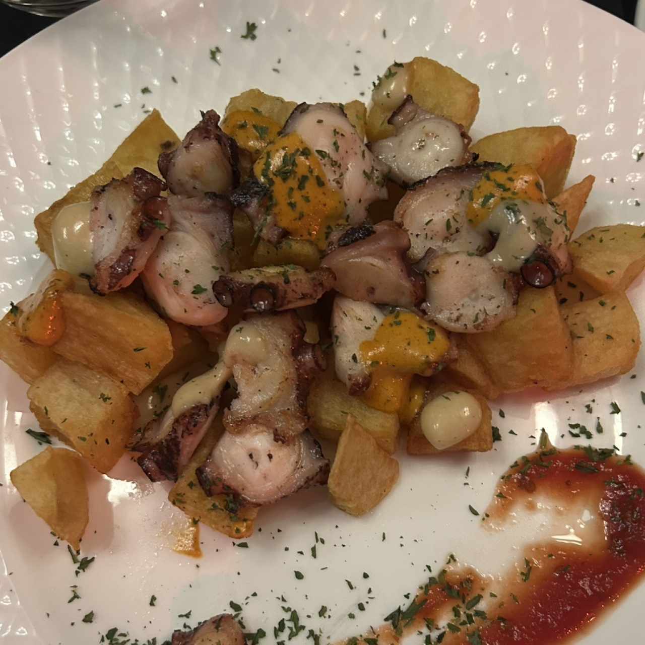 Papas Bravas ,Pulpo a la Parrilla y Alioli Rotizado Negro