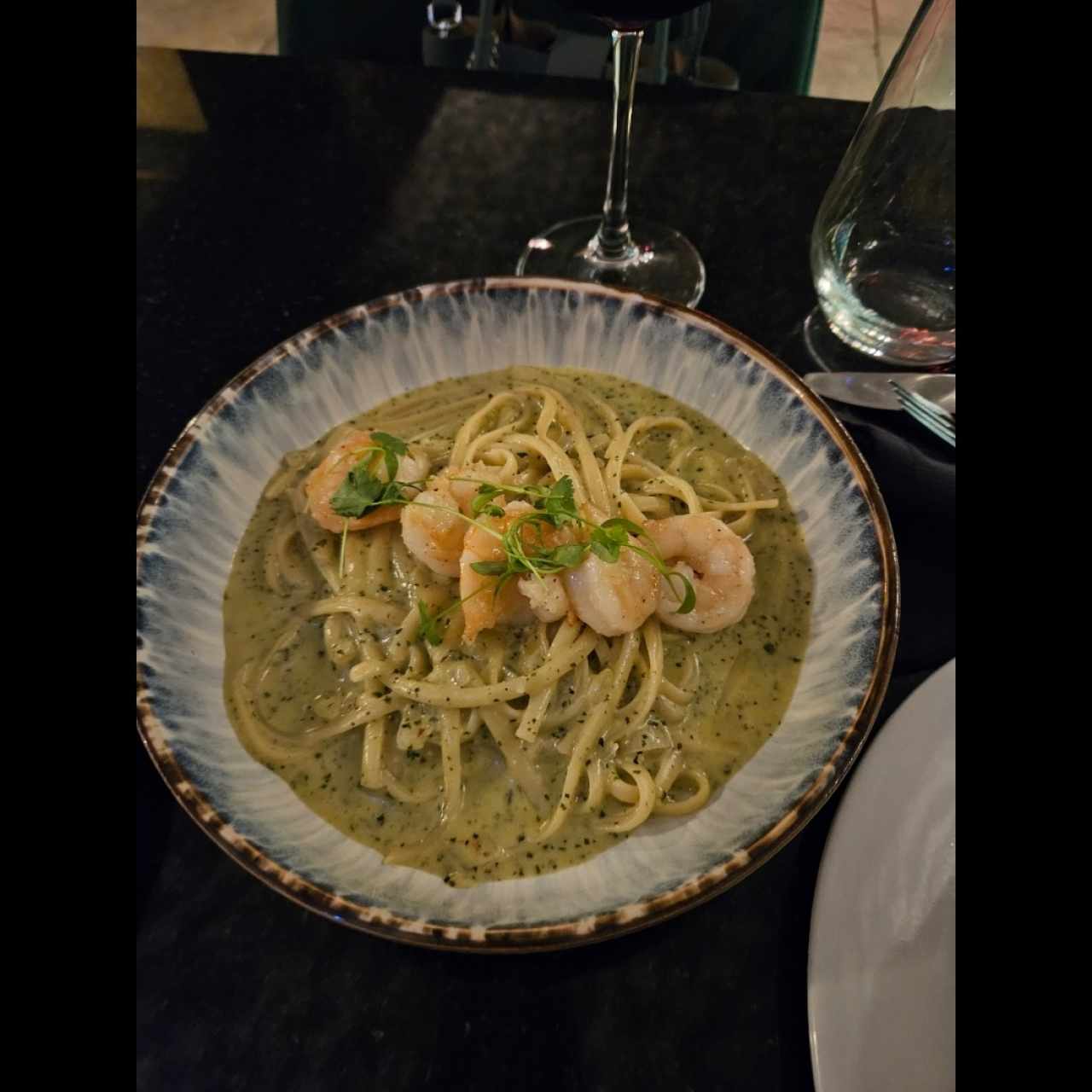 linguini al pesto con camarones