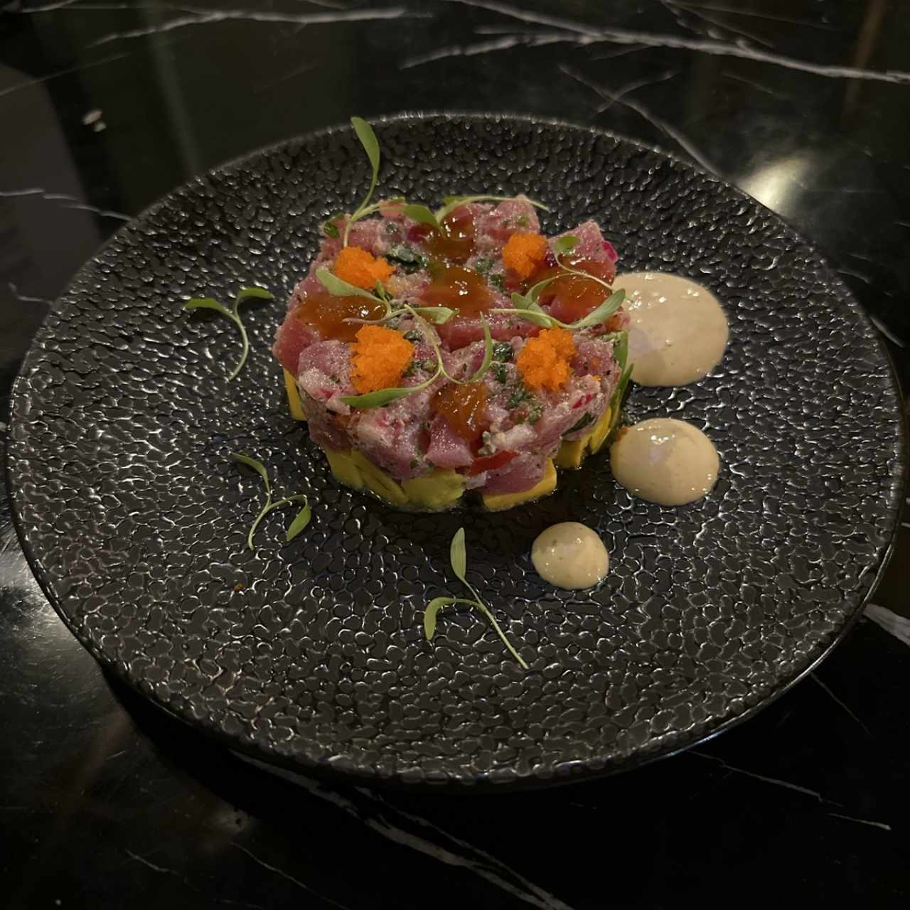 Tartar de Atún y Aguacate con Aceite de Cebollina Stand By Salmón