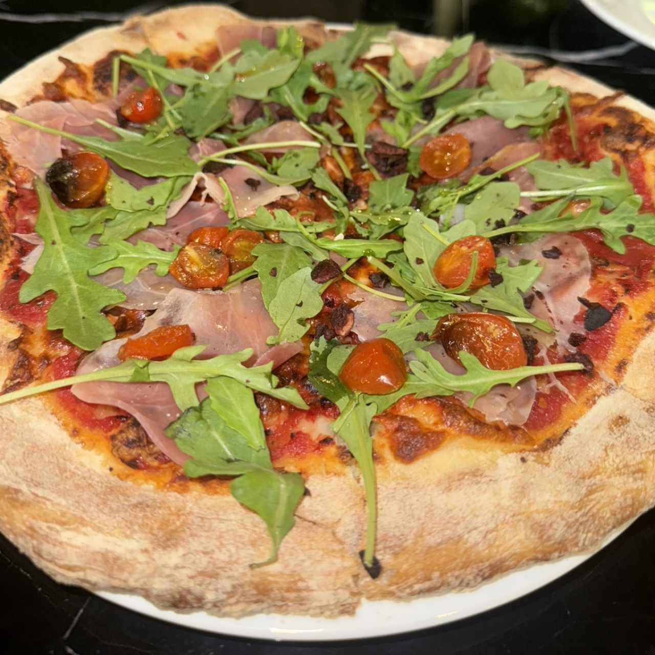 Pizza jamon capresse
