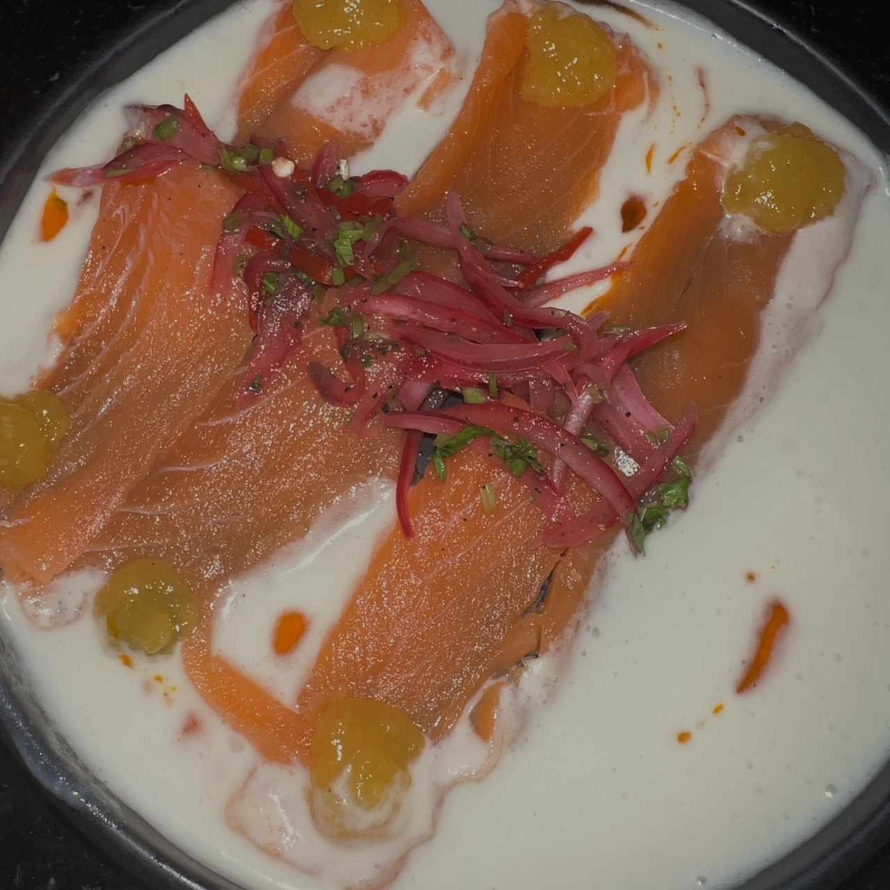 Tiradito Curado en Citricos,Especias y aromaticos con leche de tigre de coco