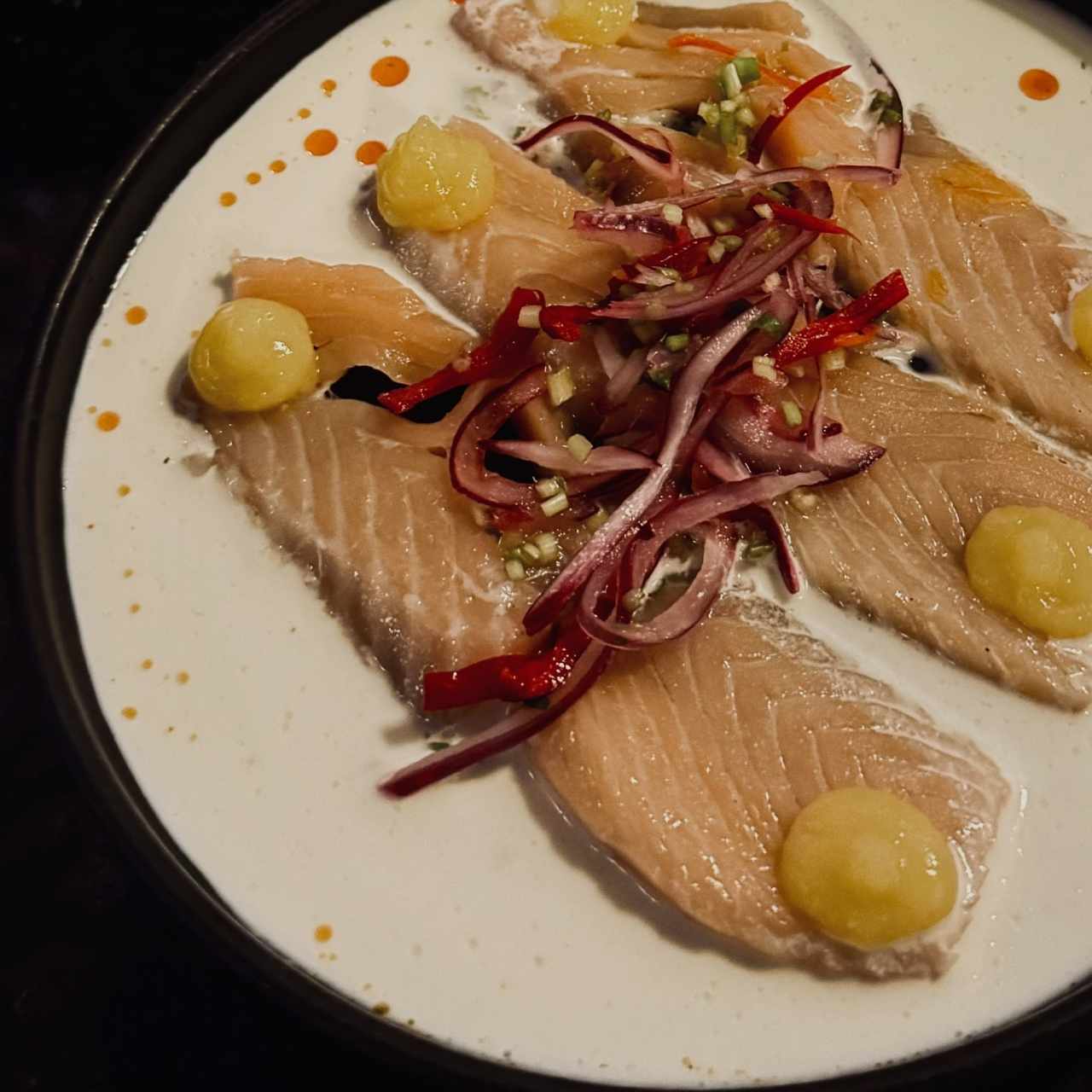 Tiradito de salmón ahumado con vegetales acevichados, salsa de lichi y gel de maracuyá