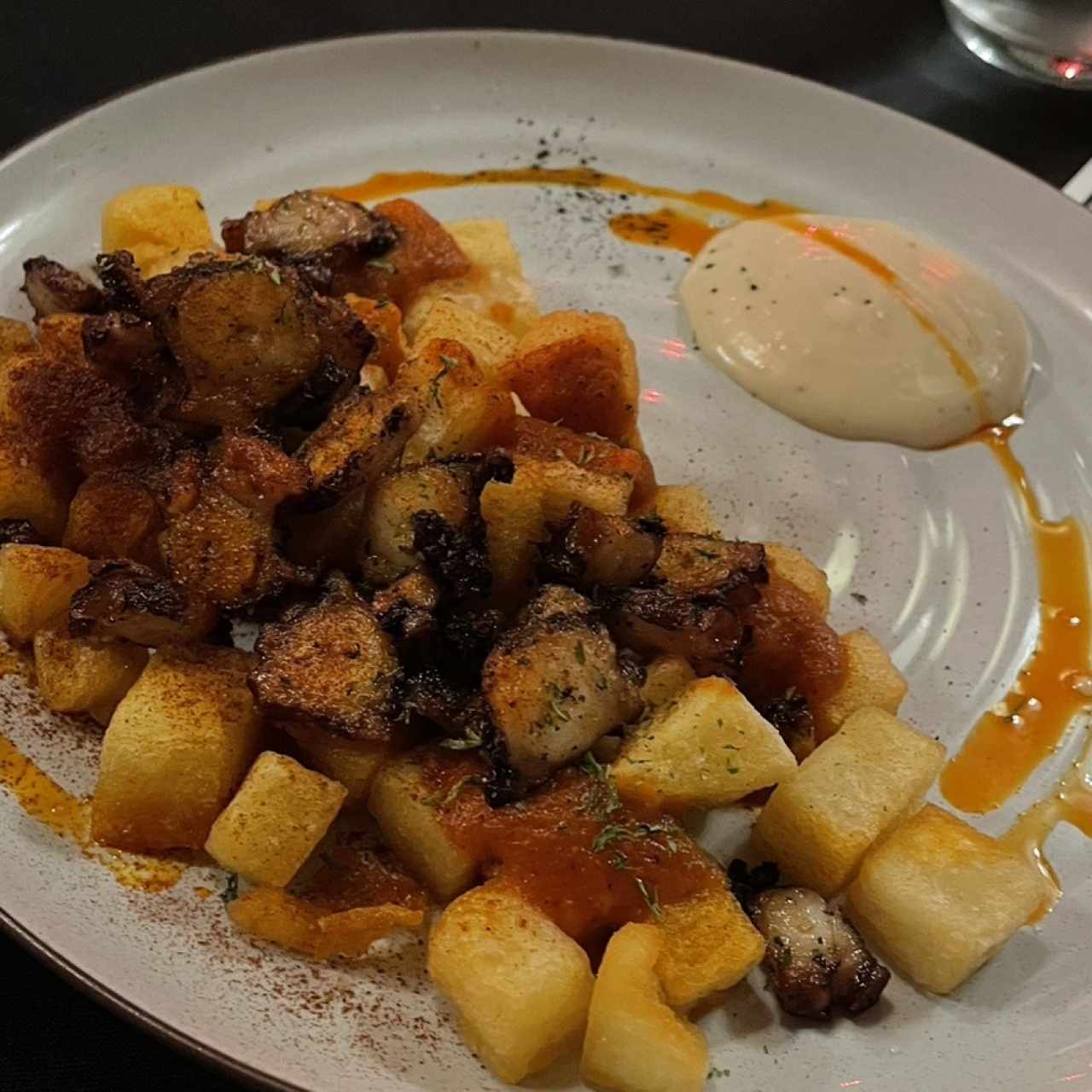 Papas Bravas ,Pulpo a la Parrilla y Alioli Rotizado Negro