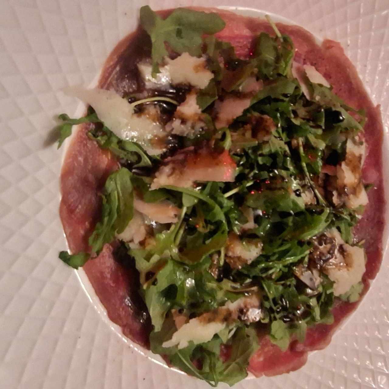 Carpaccio de rostro beef y queso parmesano