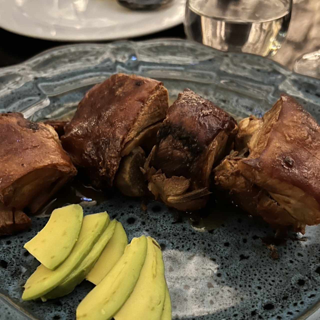 Cochinillo Asado con papas al estilo vasco junto a una reducción de sus propios jugos