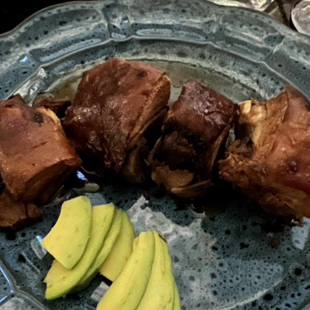 Cochinillo Asado con papas al estilo vasco junto a una reducción de sus propios jugos