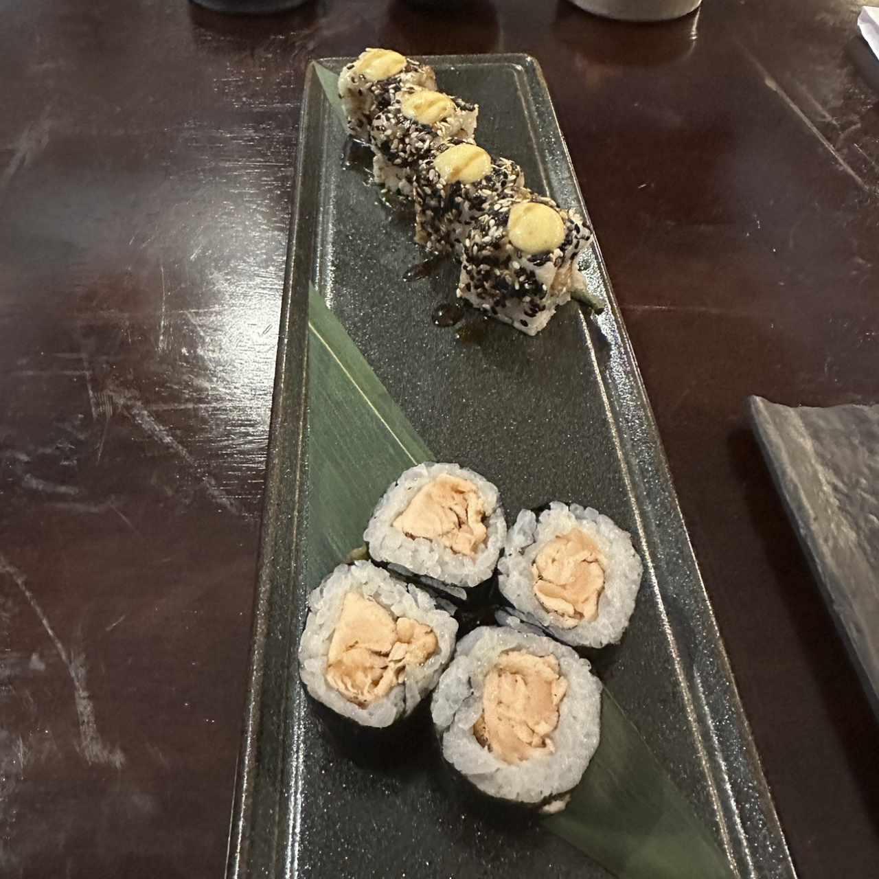 Uramaki Camaron Tempura y Hosomaki Salmón Cocido