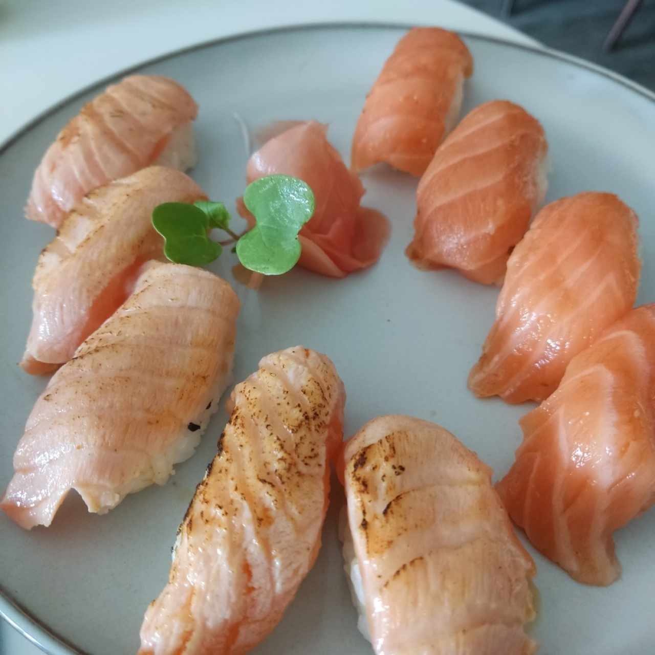 Nigiri del chef: Salmón y Salmón flambeado