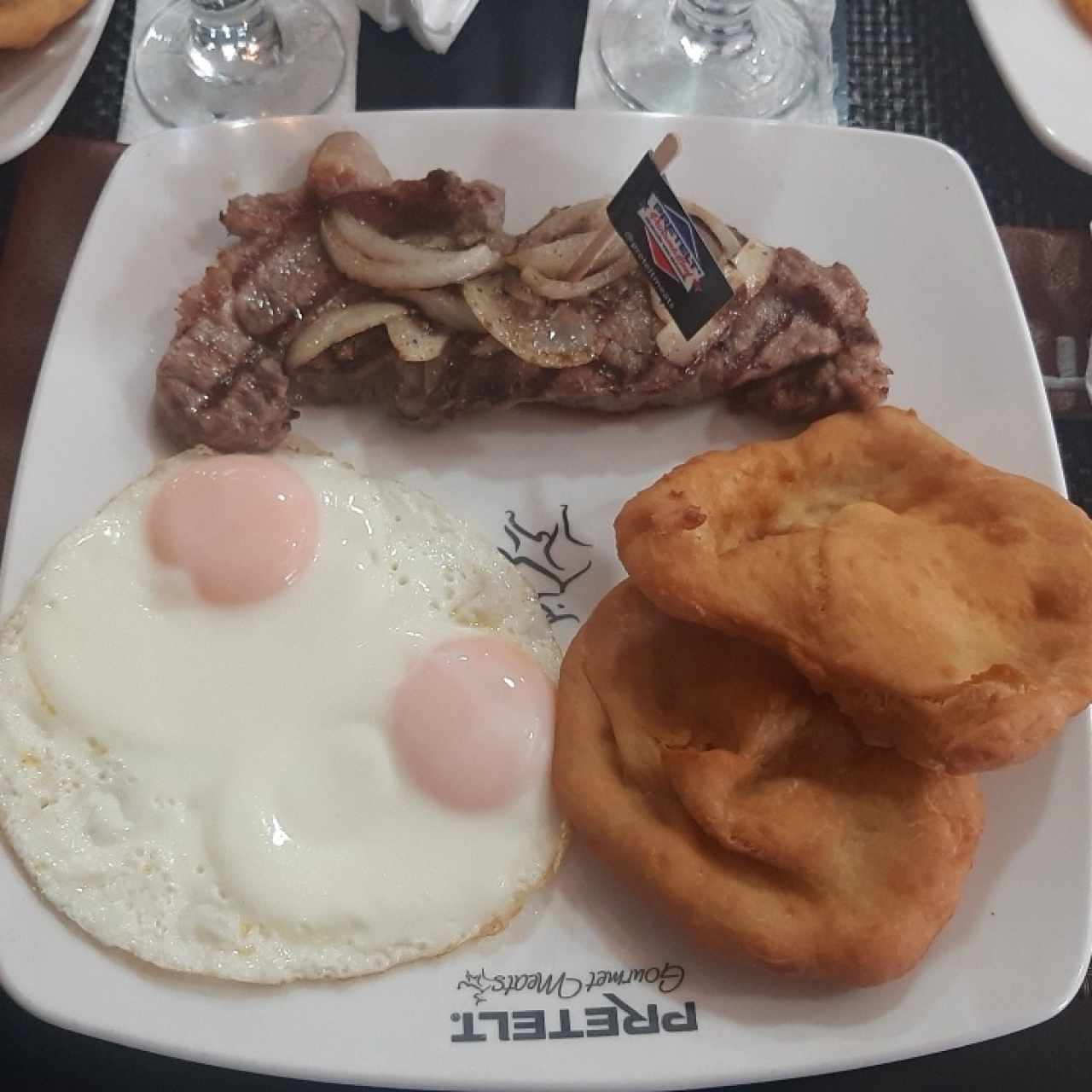 Bistec encebollado...