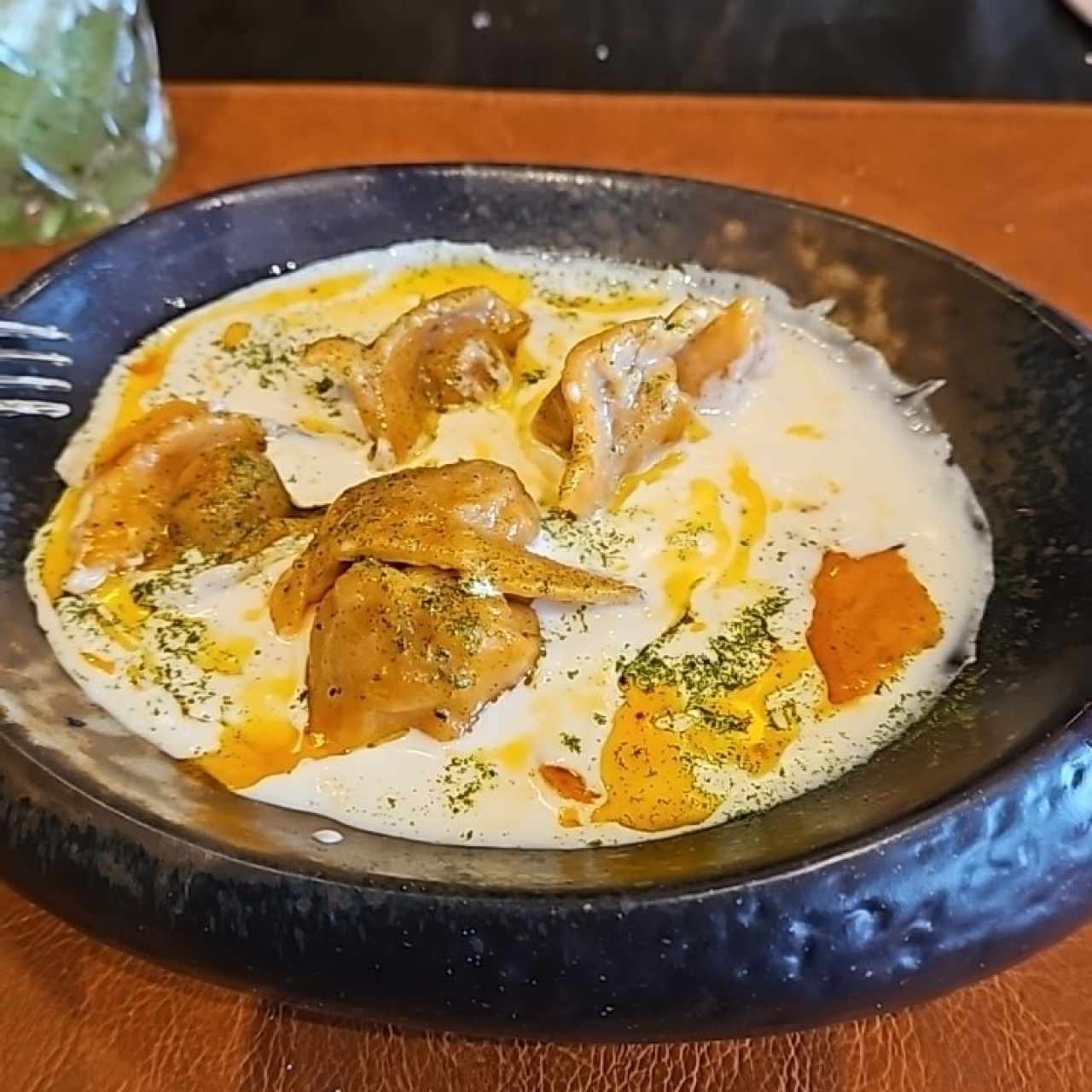 Tortellini di astice in salsa di pomodoro bianco