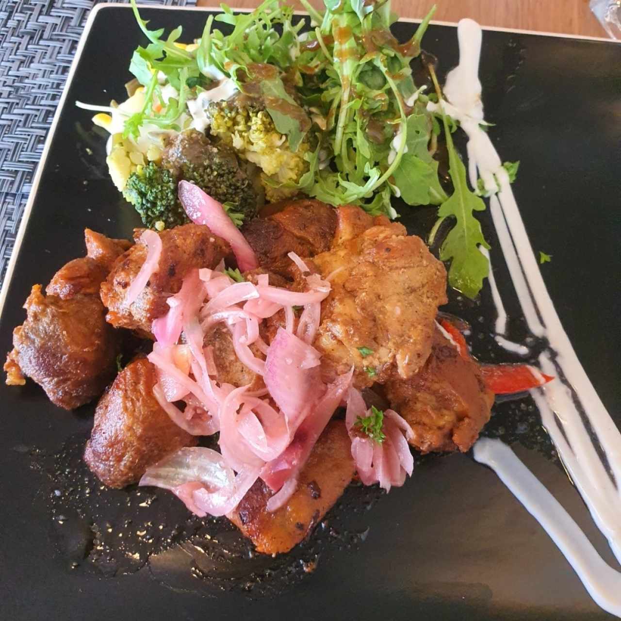 masas de cerdo con ensalada. La guarnición es opcional