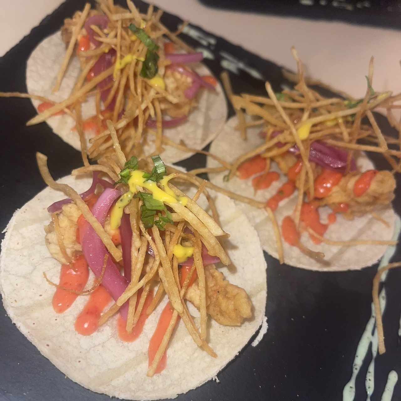 Tacos de pescado con picante de ciruela traqueadora