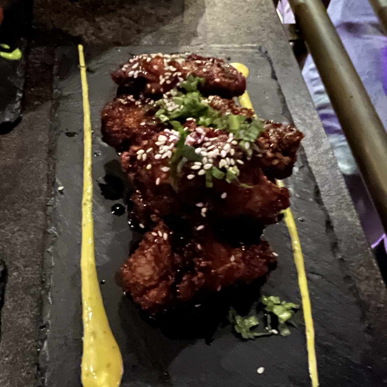 Alitas bañadas en jalea de saril con ají chombo