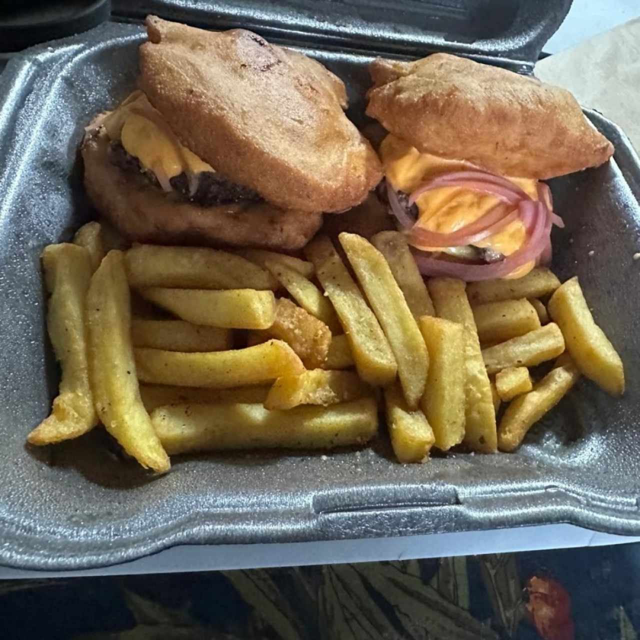 Hamburguesa de Hojaldre con Puerco Ahumado y crema de Aguacate y Mango con papas Fritas (2 und)