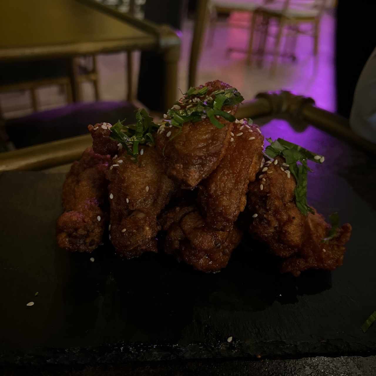 Alitas bañadas en jalea de saril con ají chombo