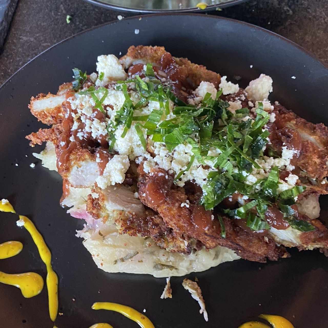 Milanesa de pollo en jalea de guayaba con puré de yuca