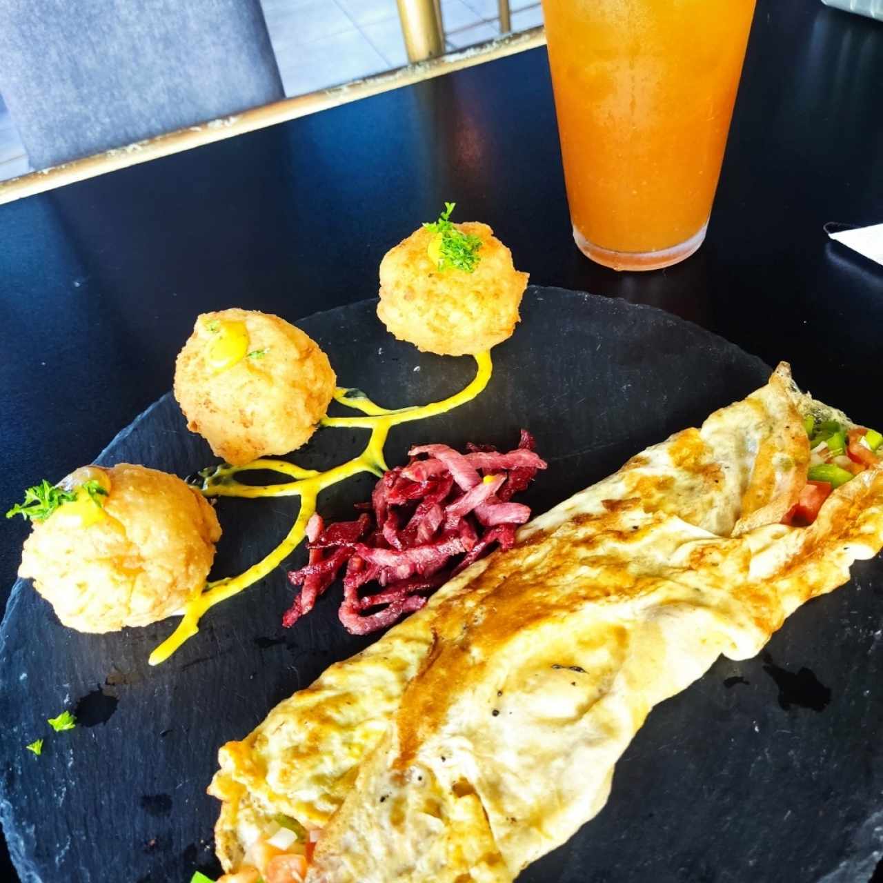 omelette, croquetas de yuca y tasajo