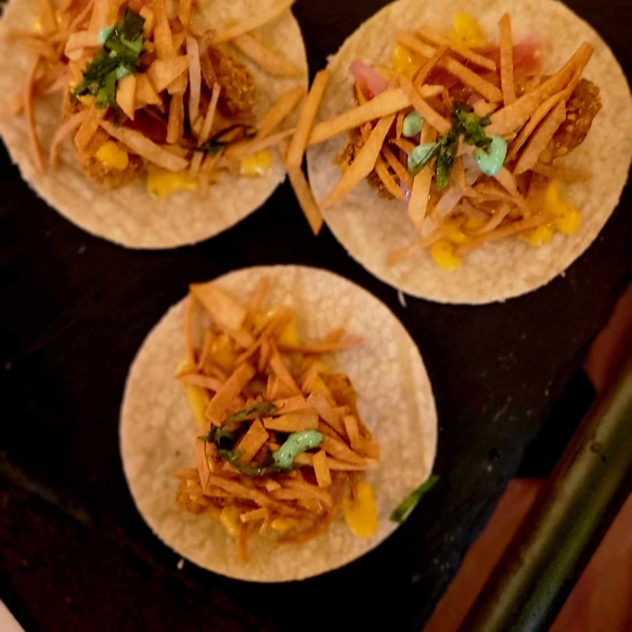 Taquitos pescado con salsa de ciruelitas traqueadoras