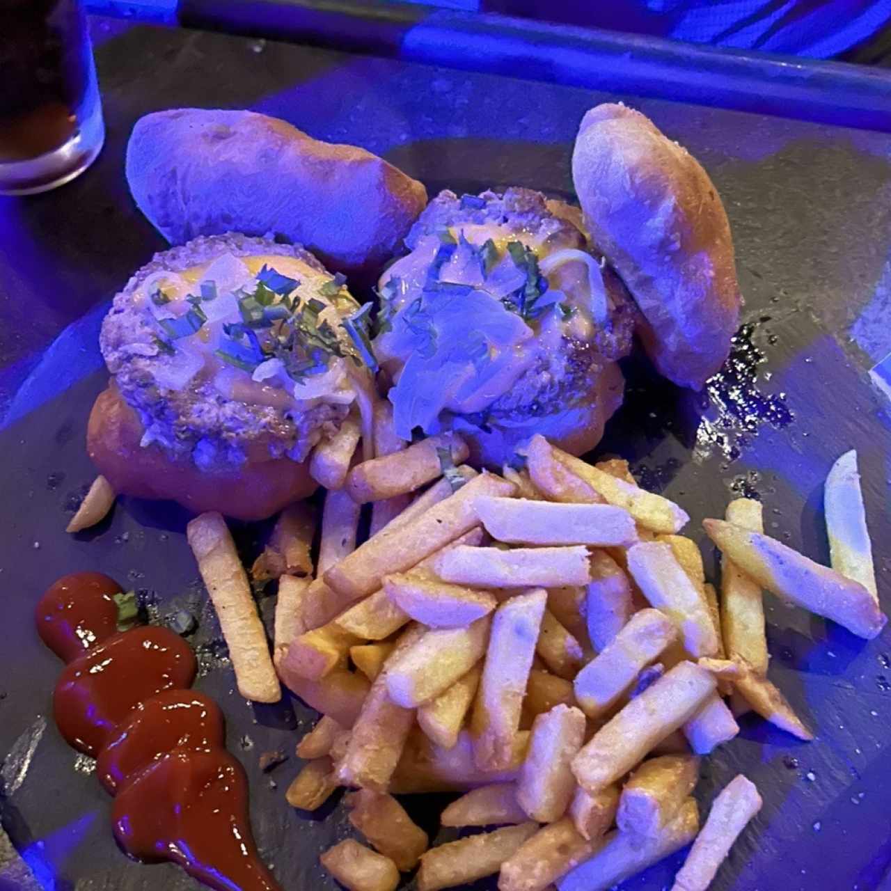 Hamburguesa de Hojaldre con Puerco Ahumado y crema de Aguacate y Mango con papas Fritas (2 und)