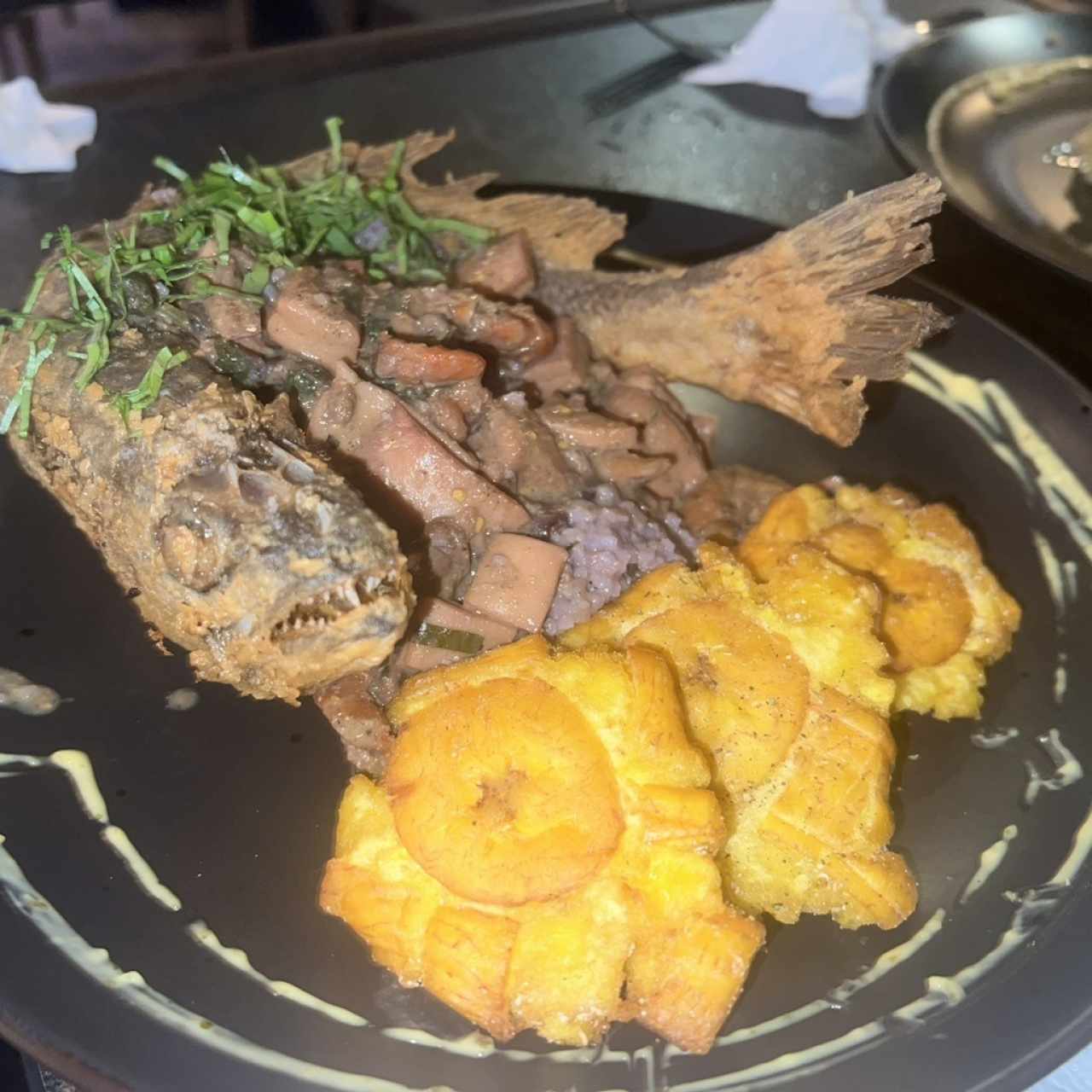 Pescado Frito entero con Arroz cremoso de Guandú con coco y Patacones