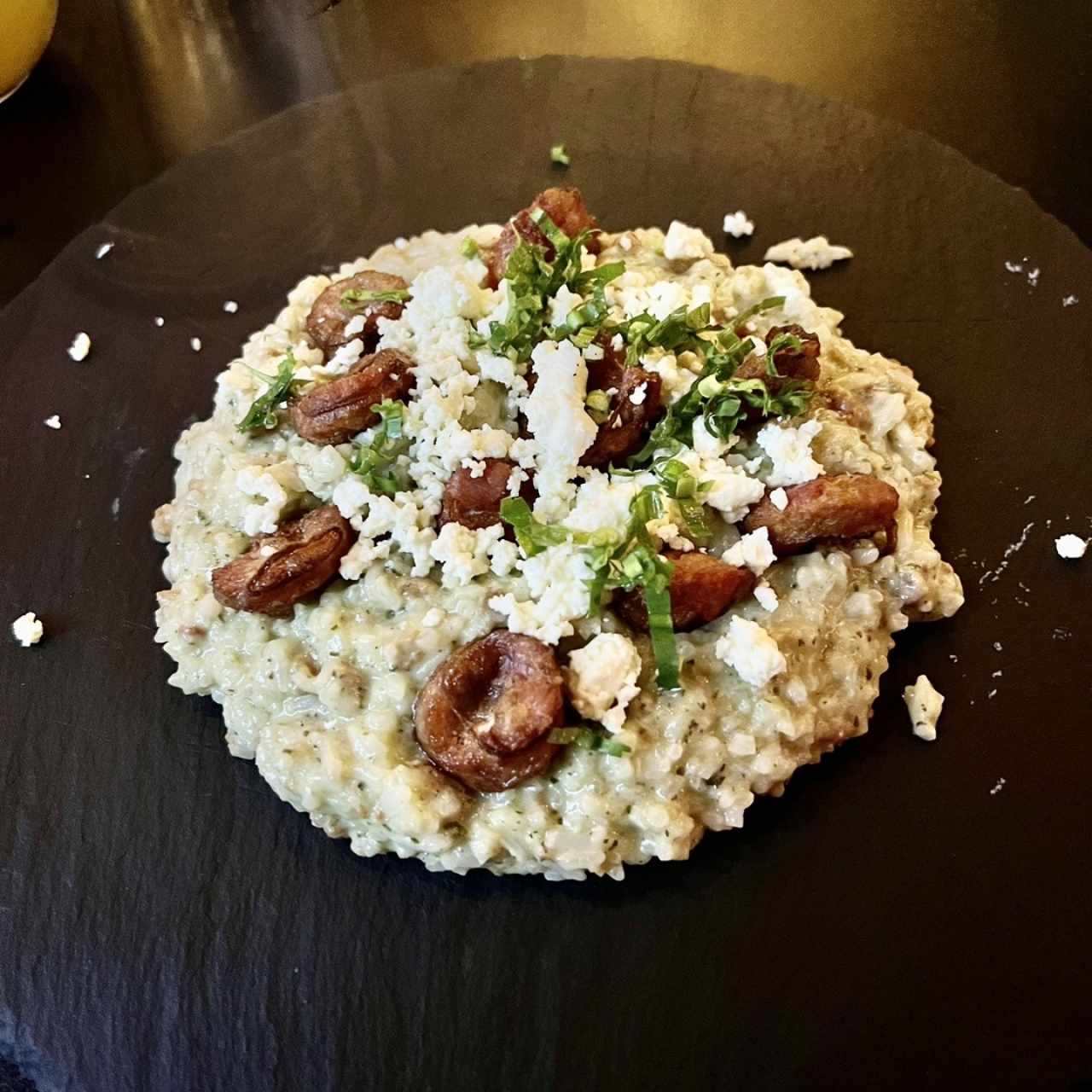 Rissotto de culantro con chorizo tableño y ralladura de queso blanco