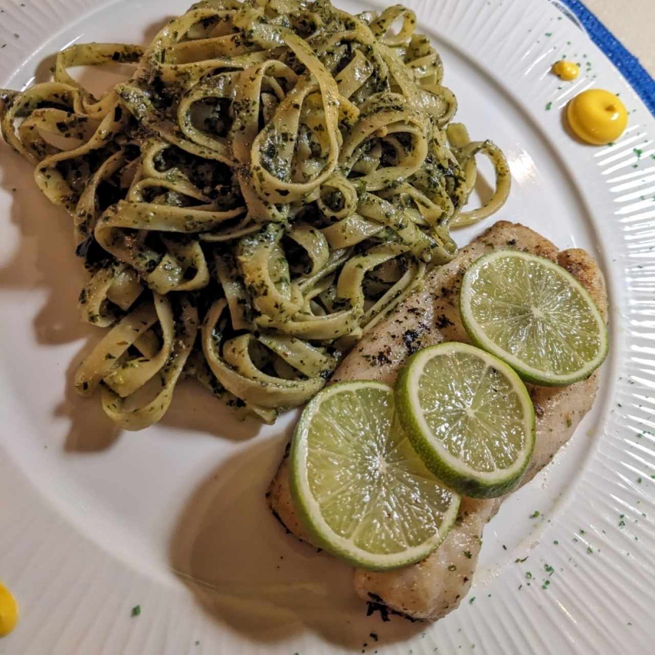 Filete de pescado frito con pesto