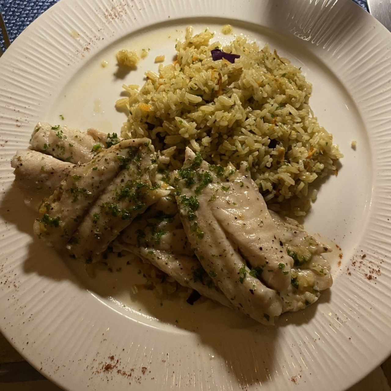 Pescado a la plancha y arroz de colores