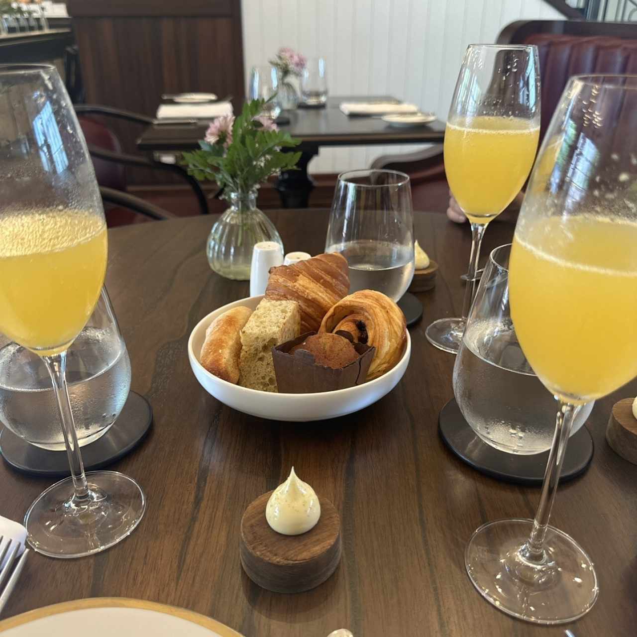 Mimosas y selección de pan de la casa