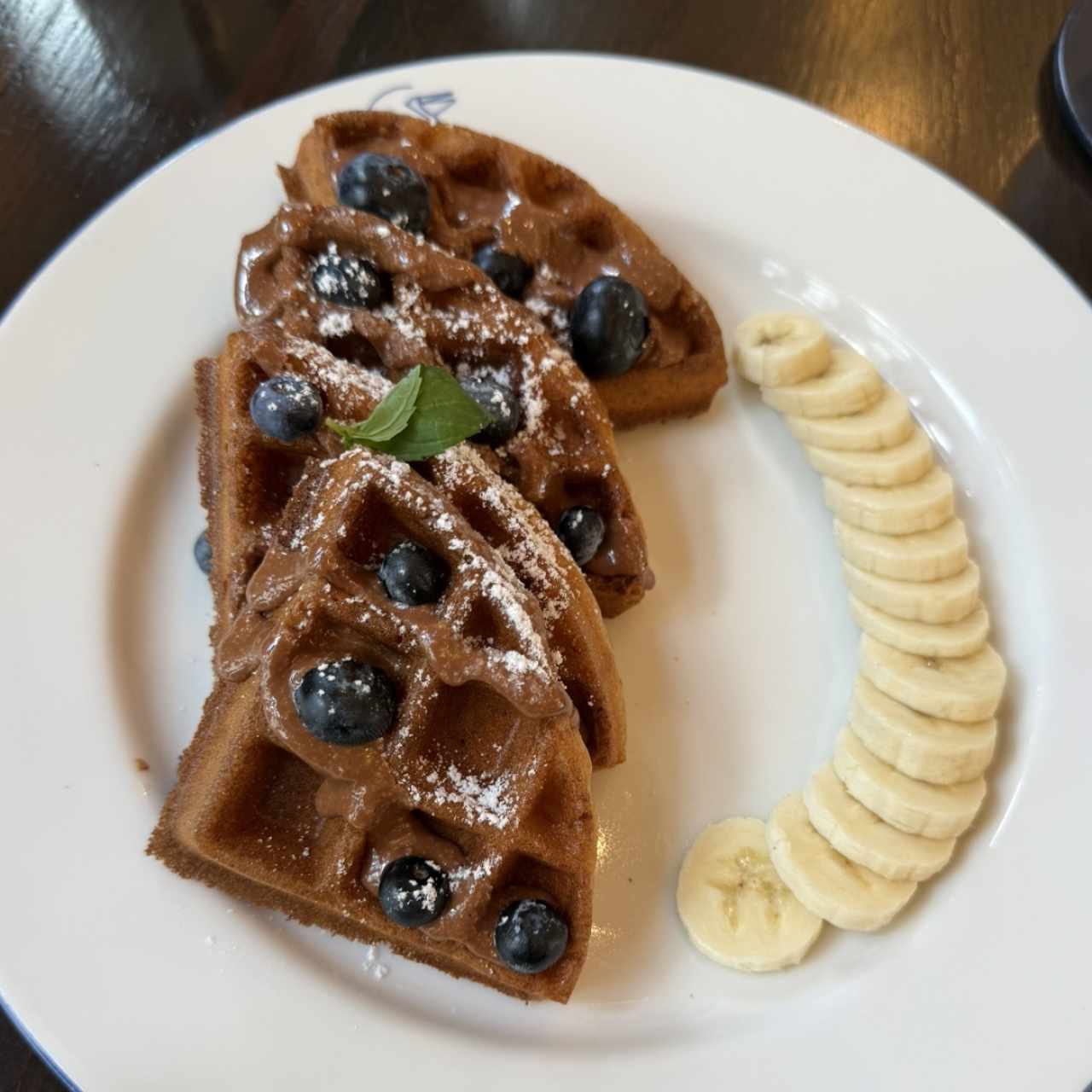 Waffles de canela,crema de avellanas,banana y miel