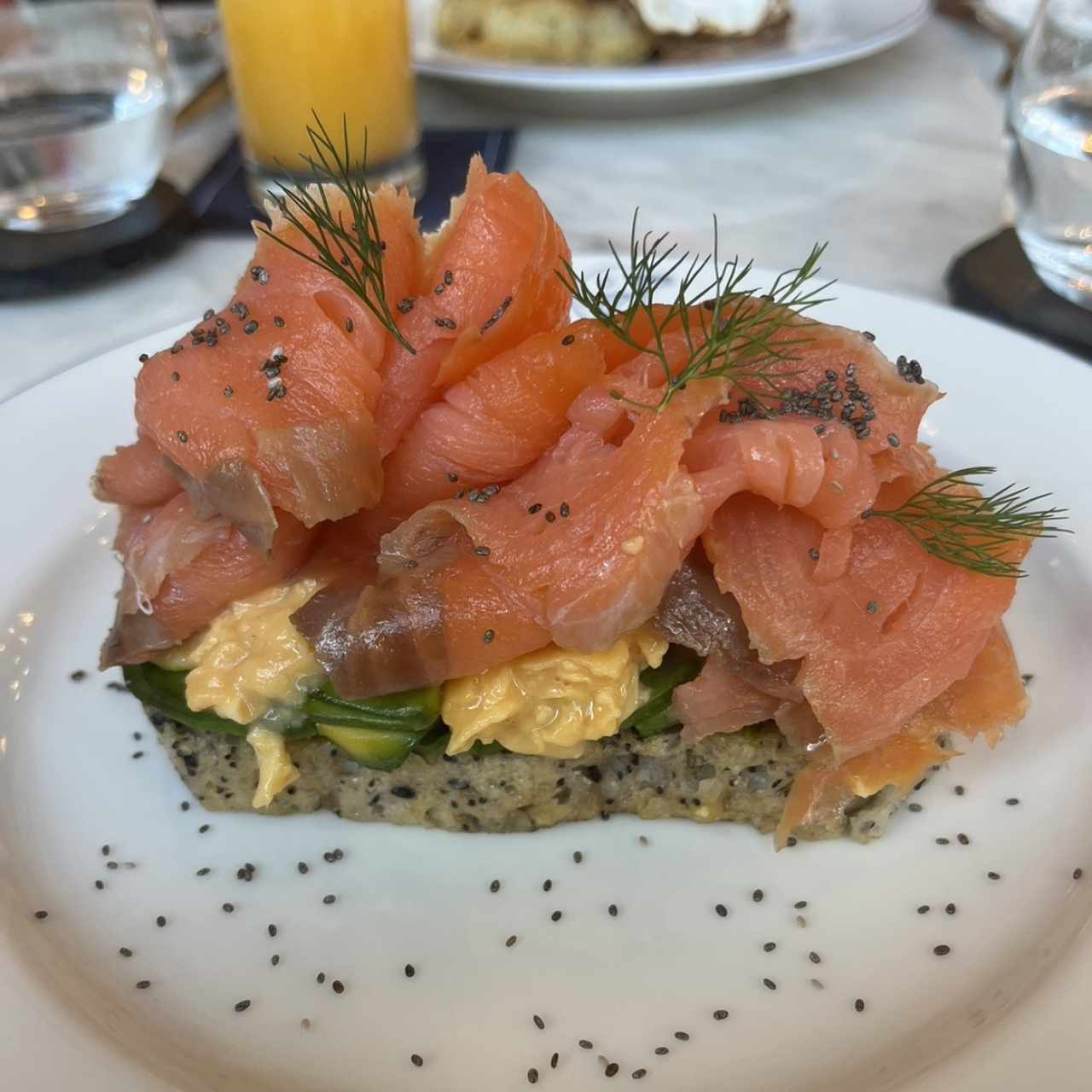 Tostada de Aguacate con Salmon Ahumado y Huevo Revuelto