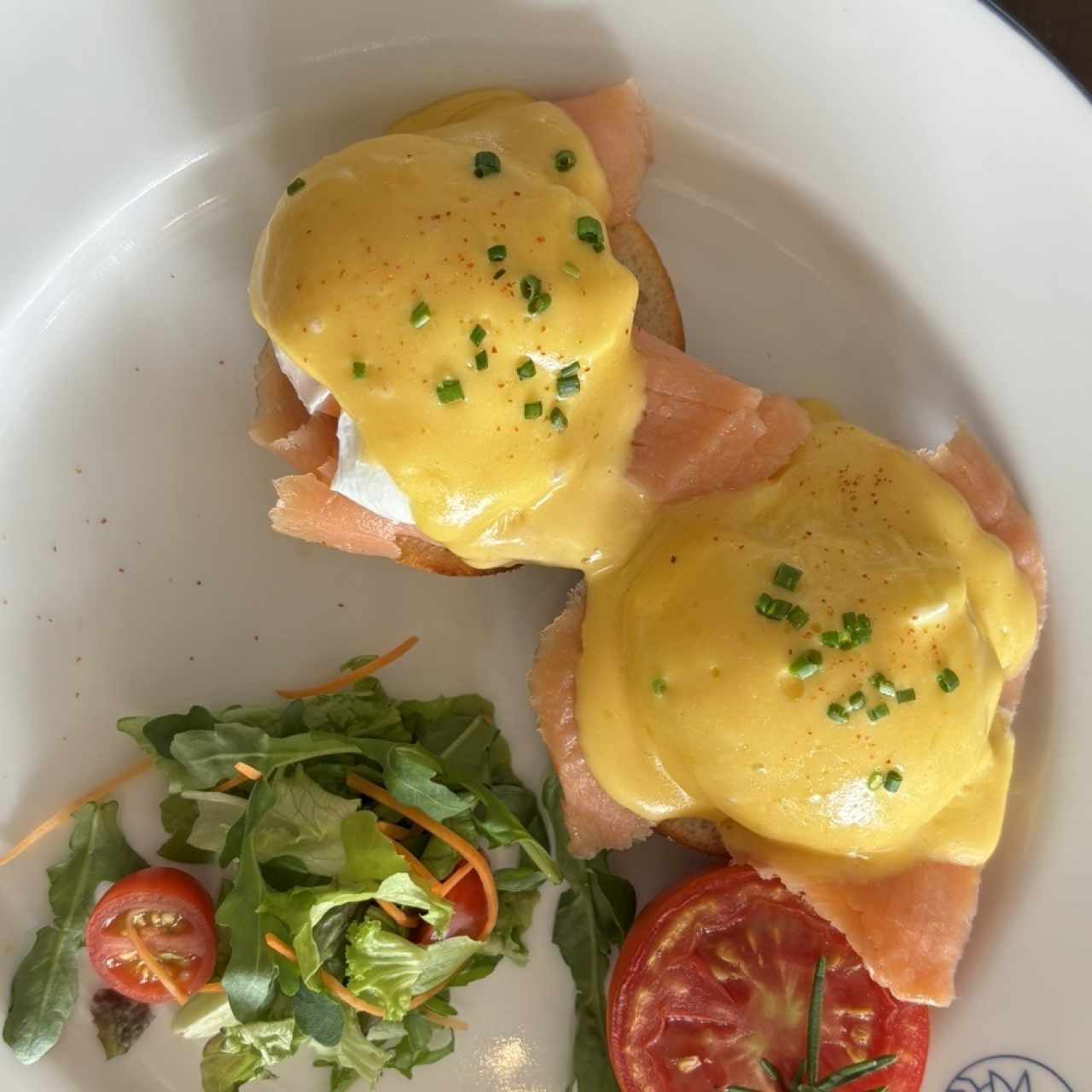 Huevos Benedictinos con salmón ahumado del pacifico