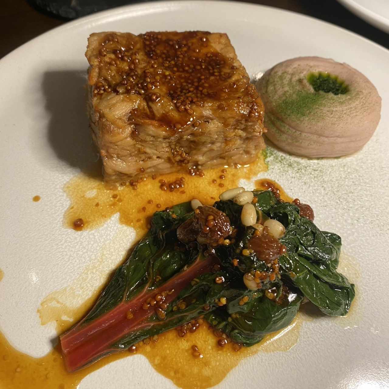 Terrina de cochinillo, puré de otoe, escarola