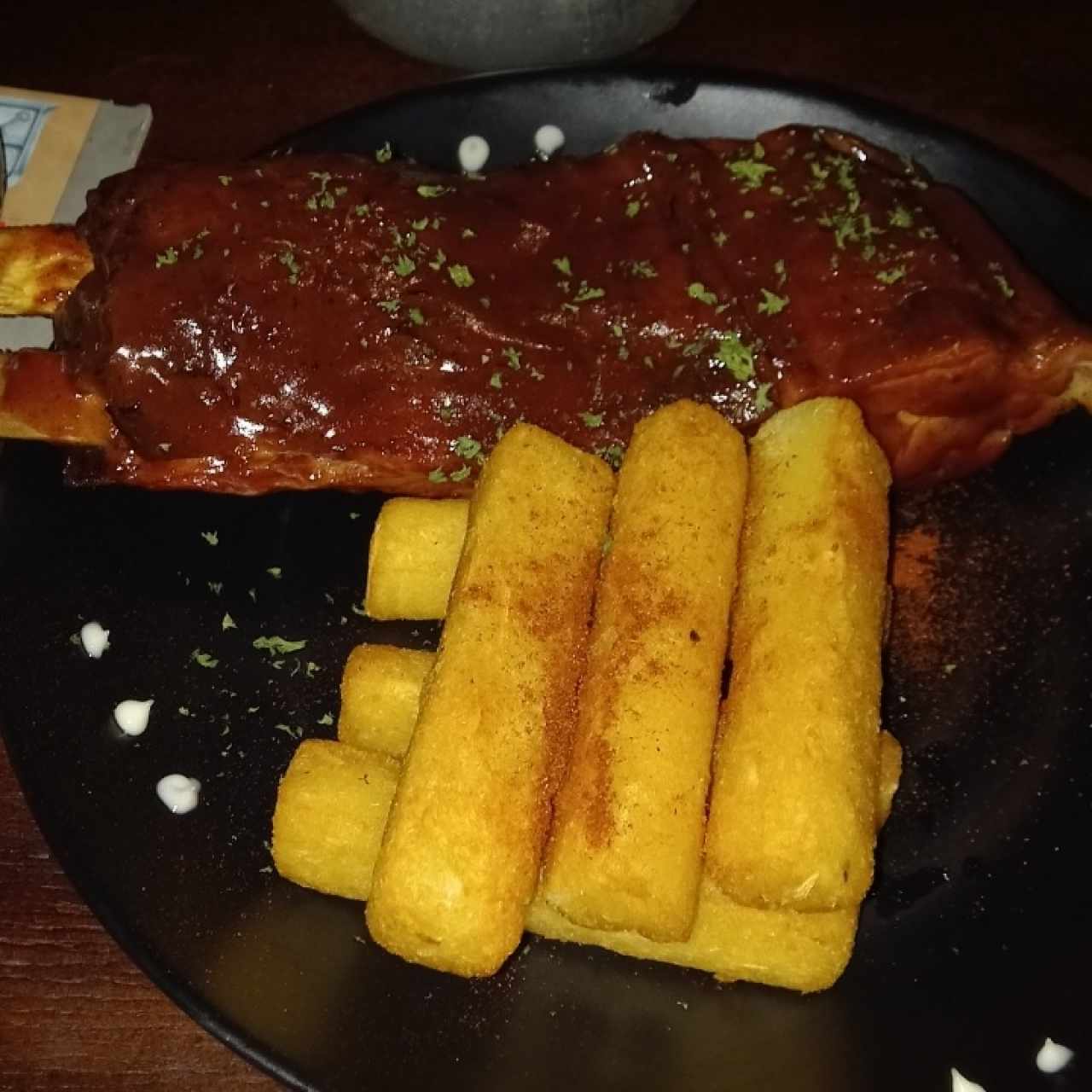 Ribs y yuca frita