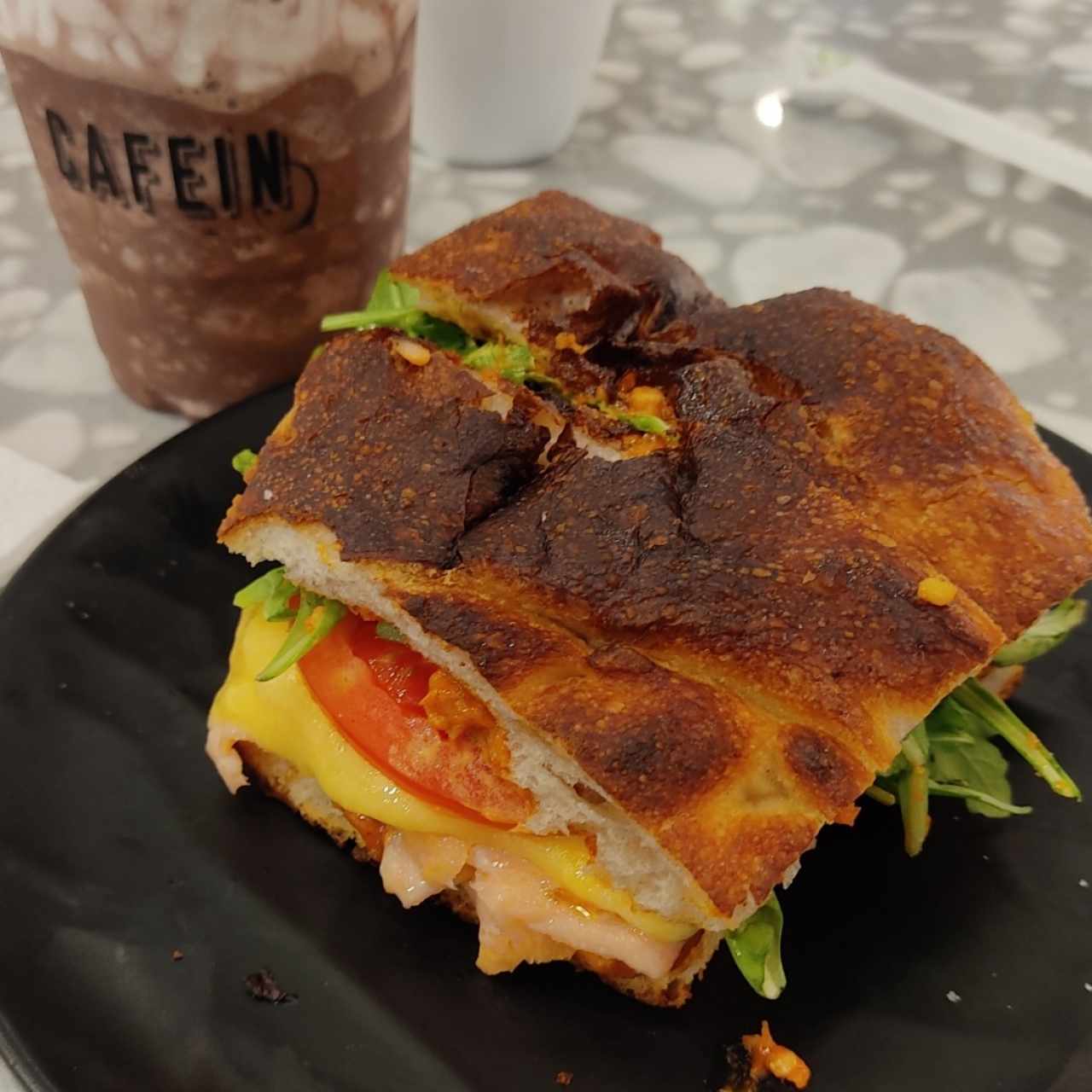 tostada de salmon y frappé de chocolate belga