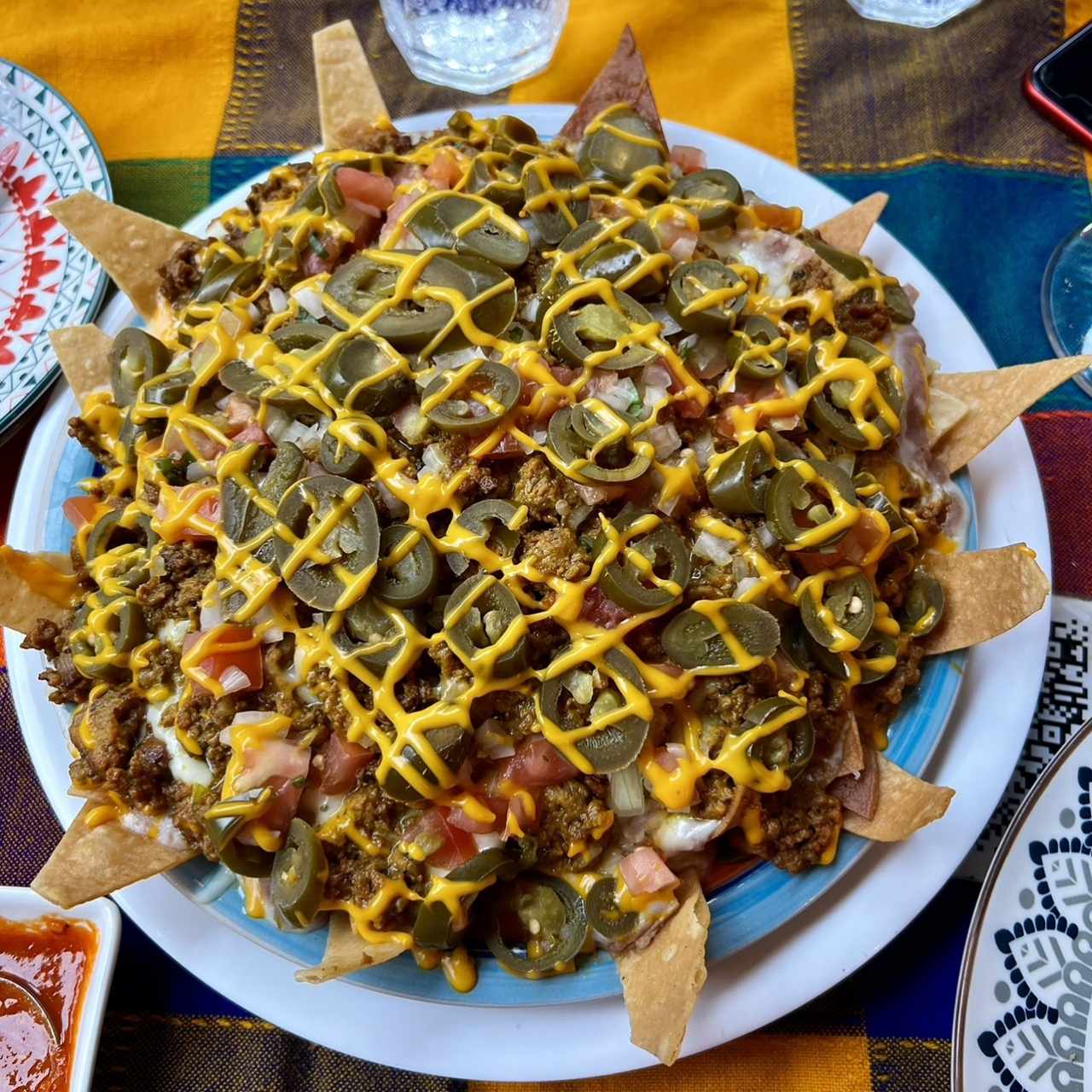 Nachos con jalapeños y carne molida