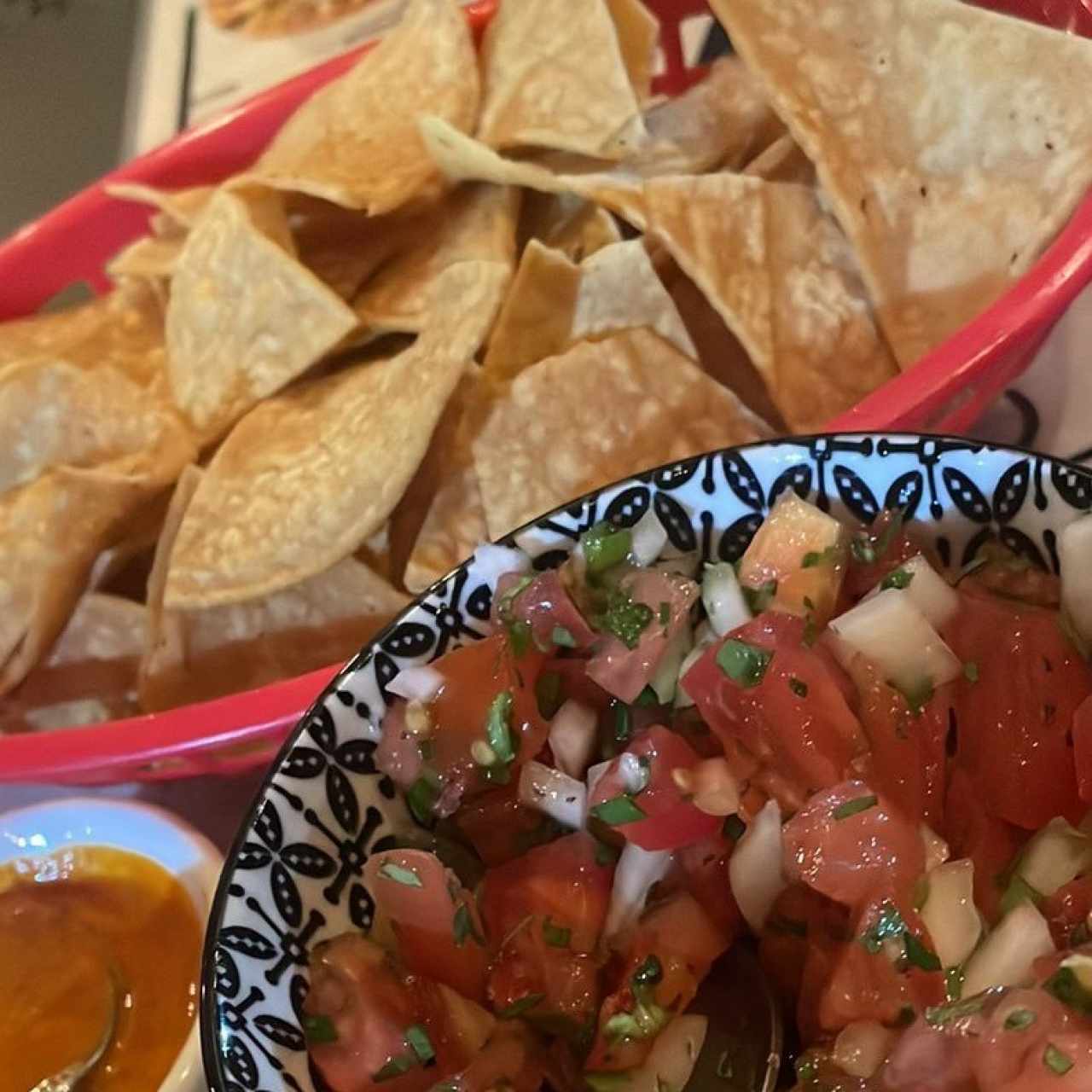 Totopos con pico de gallo 