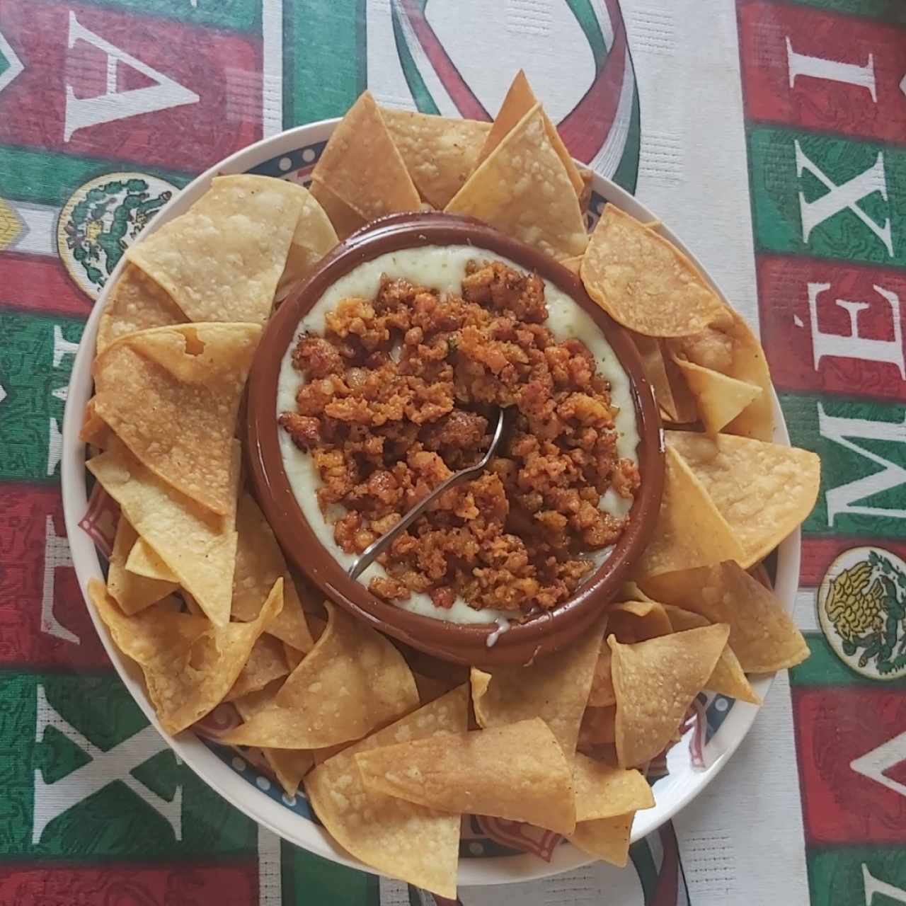 Queso fundido con chorizo y totopos