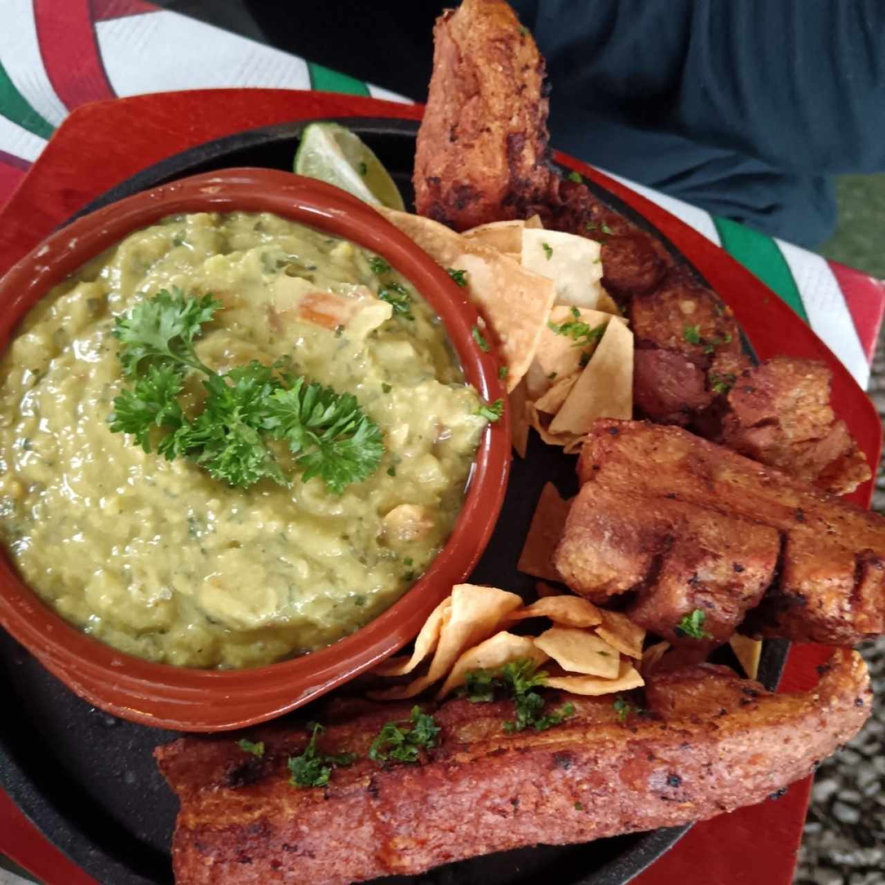 Chicharrón con guacamole