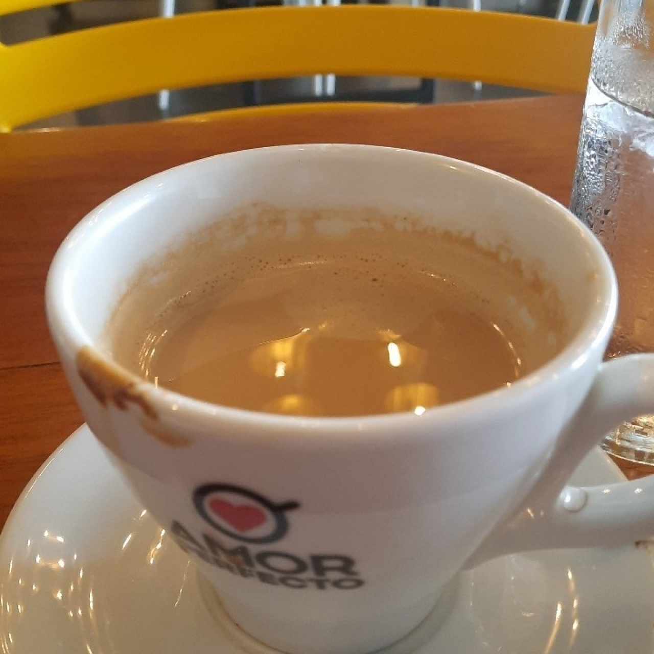 capuchino tuve que pedir que lo calentaran muy muy demorados no tiene sentido el.tiempo de atención, definitivamente no vuelvo, tienen cerca de 16 mesas dentro y muchas mas afuera, solo 6 mesas ocupadas y dicen que estan llenos.