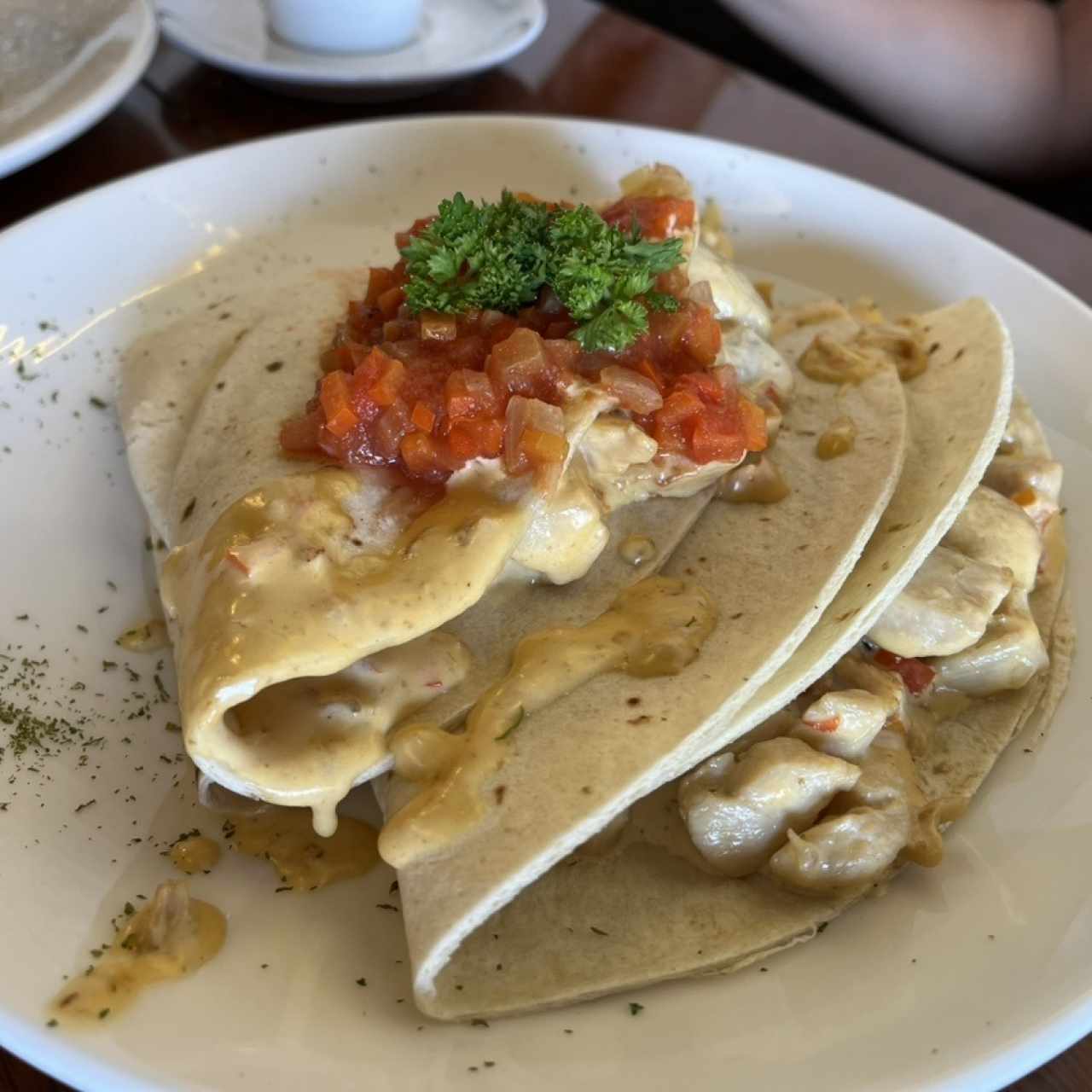 Crepes de pollo y salsa de queso (masa de tortilla)