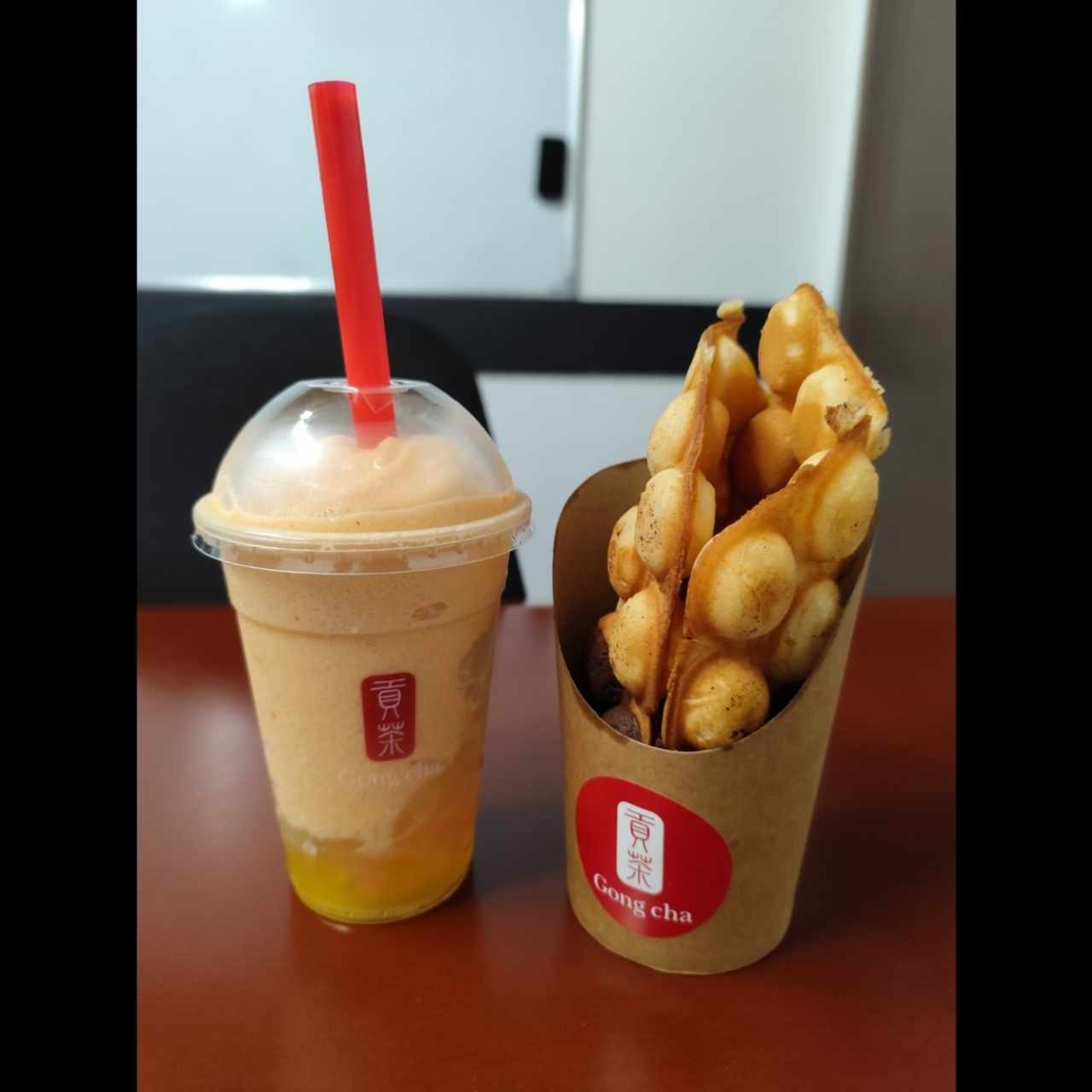 Peach yogurt Smoothie con egg waffle Mixto 