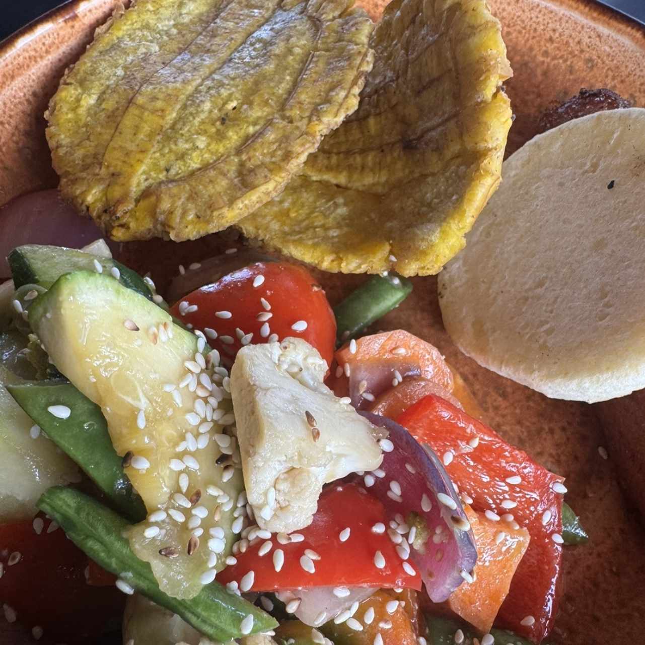 GUARNICION (Ensalada, papa, plátano maduro y arepa)