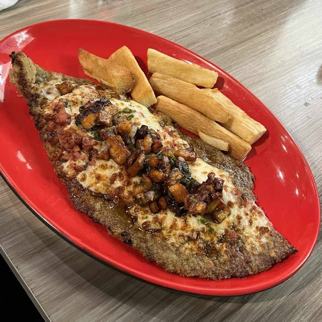 Milanesa de carne con queso cheddar y platano maduro