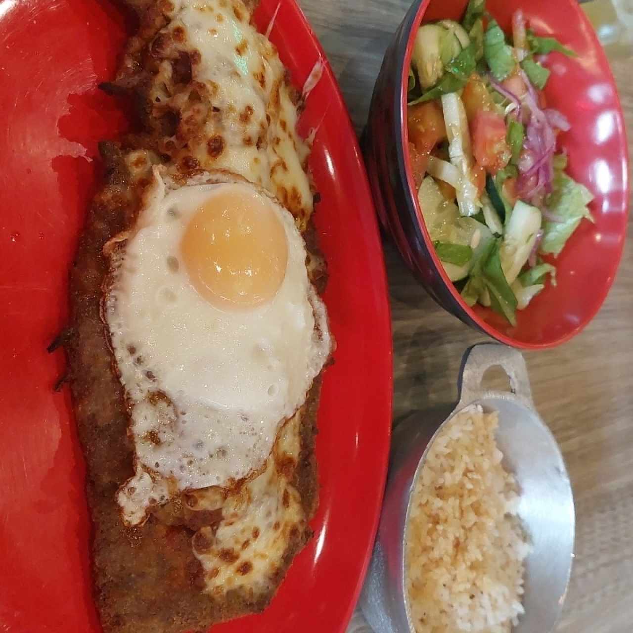 milanesa a caballo con arroz con coco y concolon