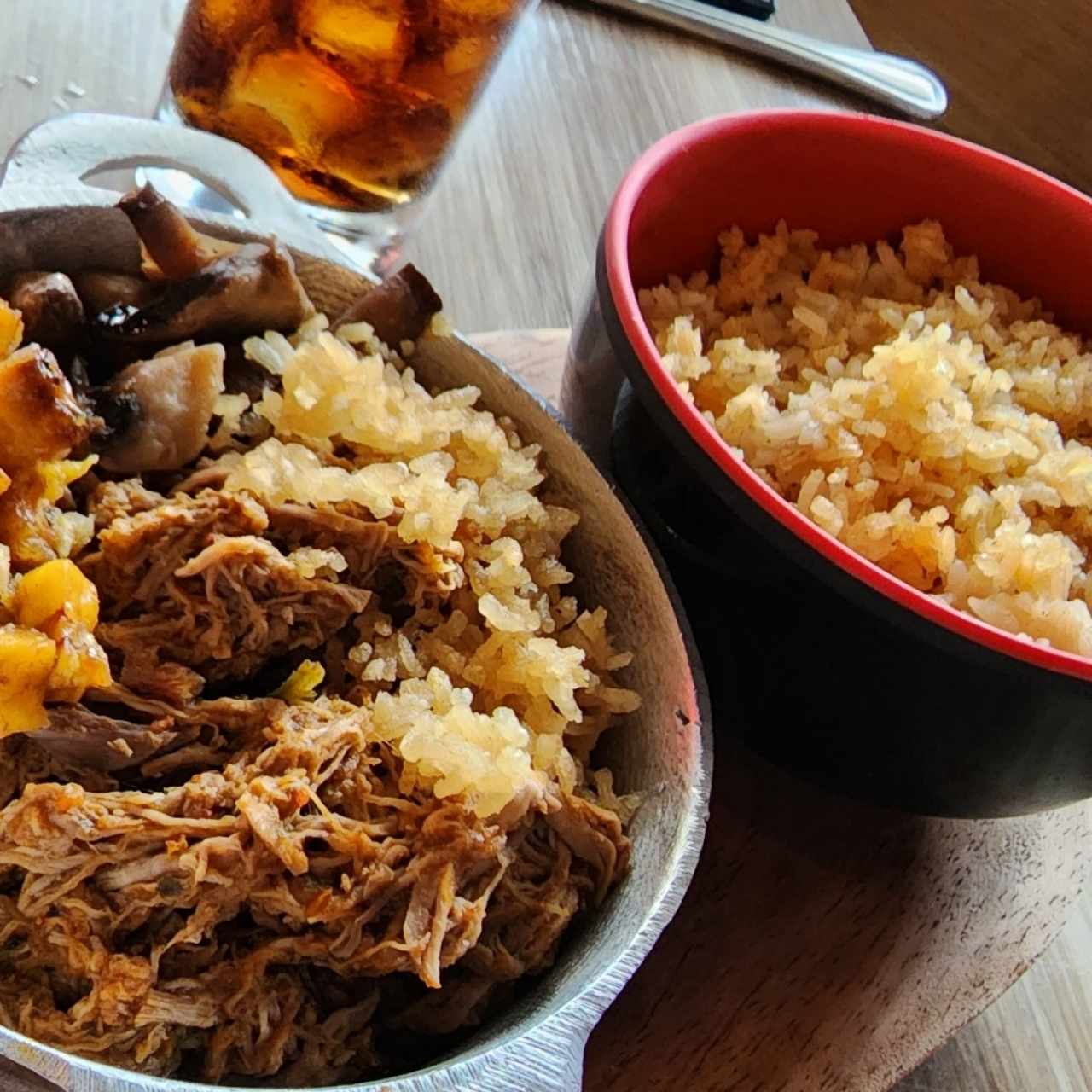 Ropa vieja con arroz con coco y concolón.