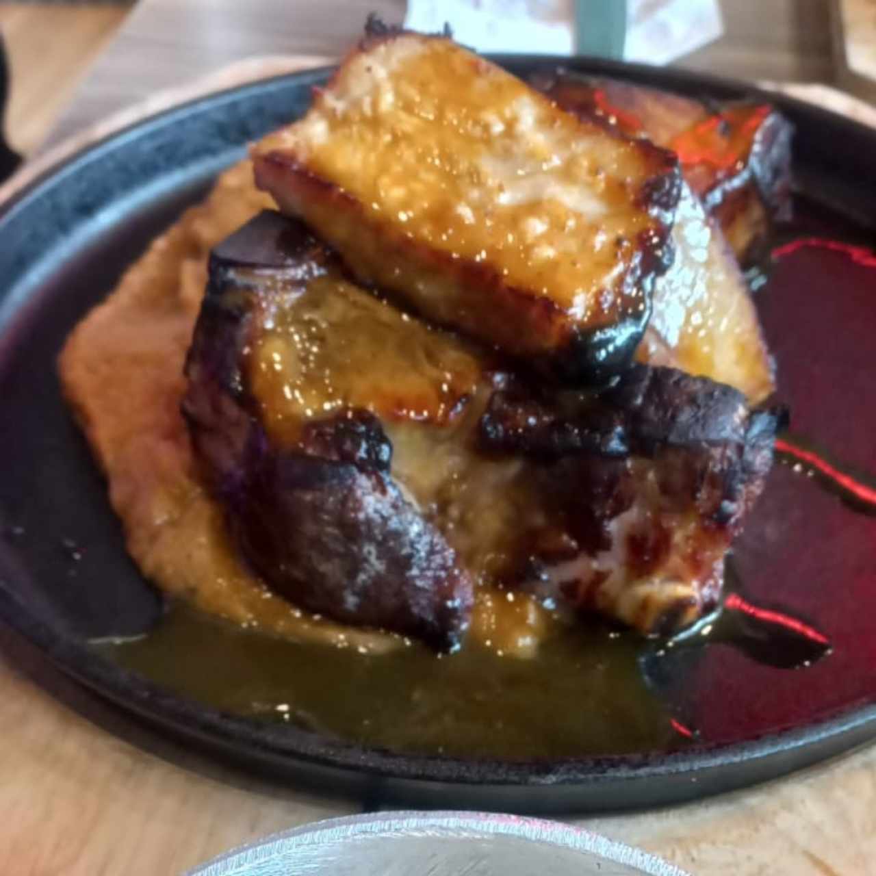 chuletón de Cerdo con salsa de raspadura con ron