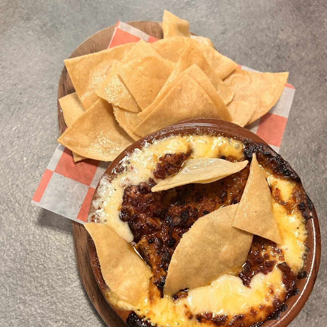 Queso Fundido y Chorizo Tableño